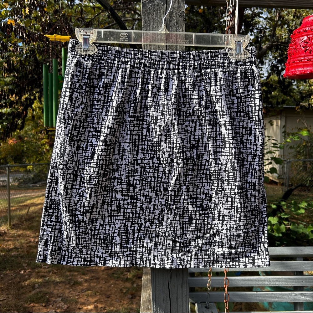 Kenneth Cole mini skirt Stylish Black and White Women's Skirt size 8/10 stretch